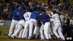 Los jugadores de los Dodgers celebran el jonrón bateado por su compañero Scott Van Slyke ante los Cascabeles durante el juego de la MLB en el estadio Dodger de Los Ángeles, California (EE.UU.).