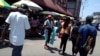 Vendedores y kioscos en Stabroek Market, el mercado más concurrido de Georgetown, Guyana.