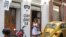 Una mujer camina frente a Clandestina, una tienda privada en La Habana. (Archivo/Yamil Lage/ AFP)
