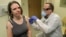 Jennifer Haller, la primera voluntaria que recibió una inyección de la vacuna experimental contra el coronavirus, en una imagen tomada de un mensaje de Associated Press en Twitter.