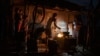 Familia cubana cocina los alimentos en un fogón de leña en medio del apagón. (AP/Ramon Espinosa)