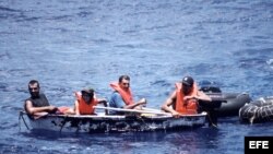 Foto de archivo de un grupo de inmigrantes cubanos llegando a las costas de Florida en un bote.