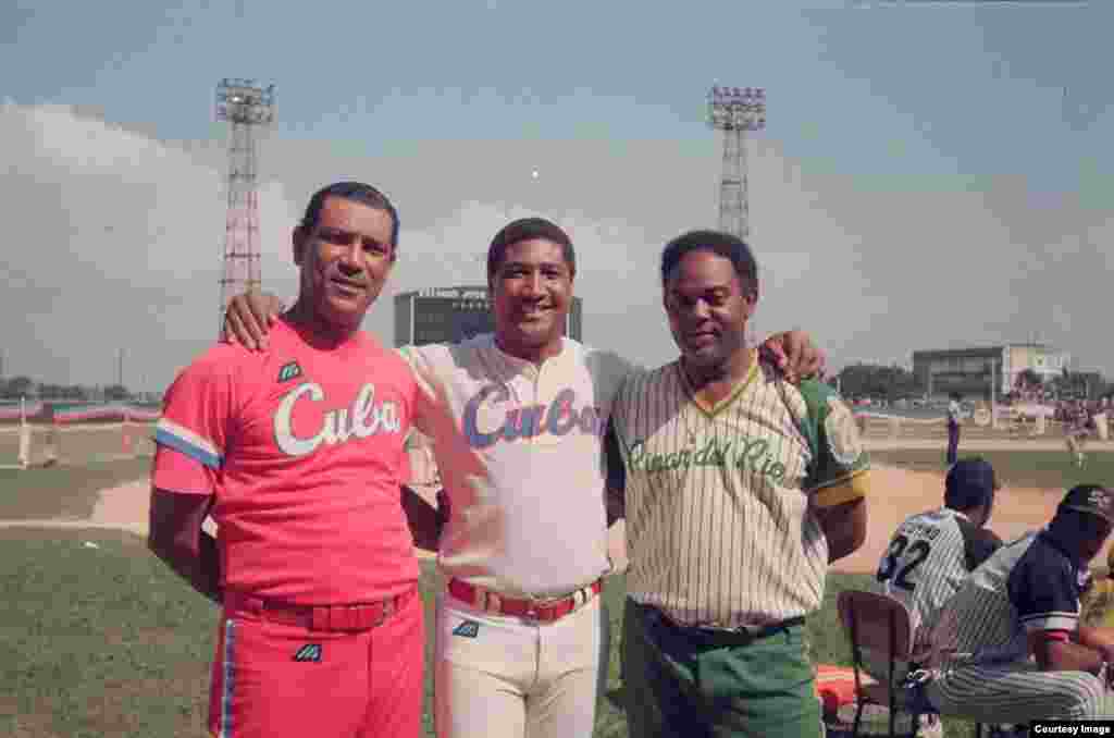 Los estelares Antonio Muñoz (izq.) Lourdes Gurriel (Cent) y Luis Giraldo Casanova (Der.) Cortesía de Glarias del Béisbol Cubano.
