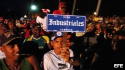 Un aficionado muestra su apoyo al equipo Industriales.