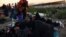 Los migrantes que buscan asilo en los Estados Unidos descansan en las orillas del río Bravo, luego que la Guardia Nacional de Texas bloqueó el cruce en la frontera entre los Estados Unidos y México, en Ciudad Juárez, México, 28 de septiembre de 2023. REUTERS/José Luis González
