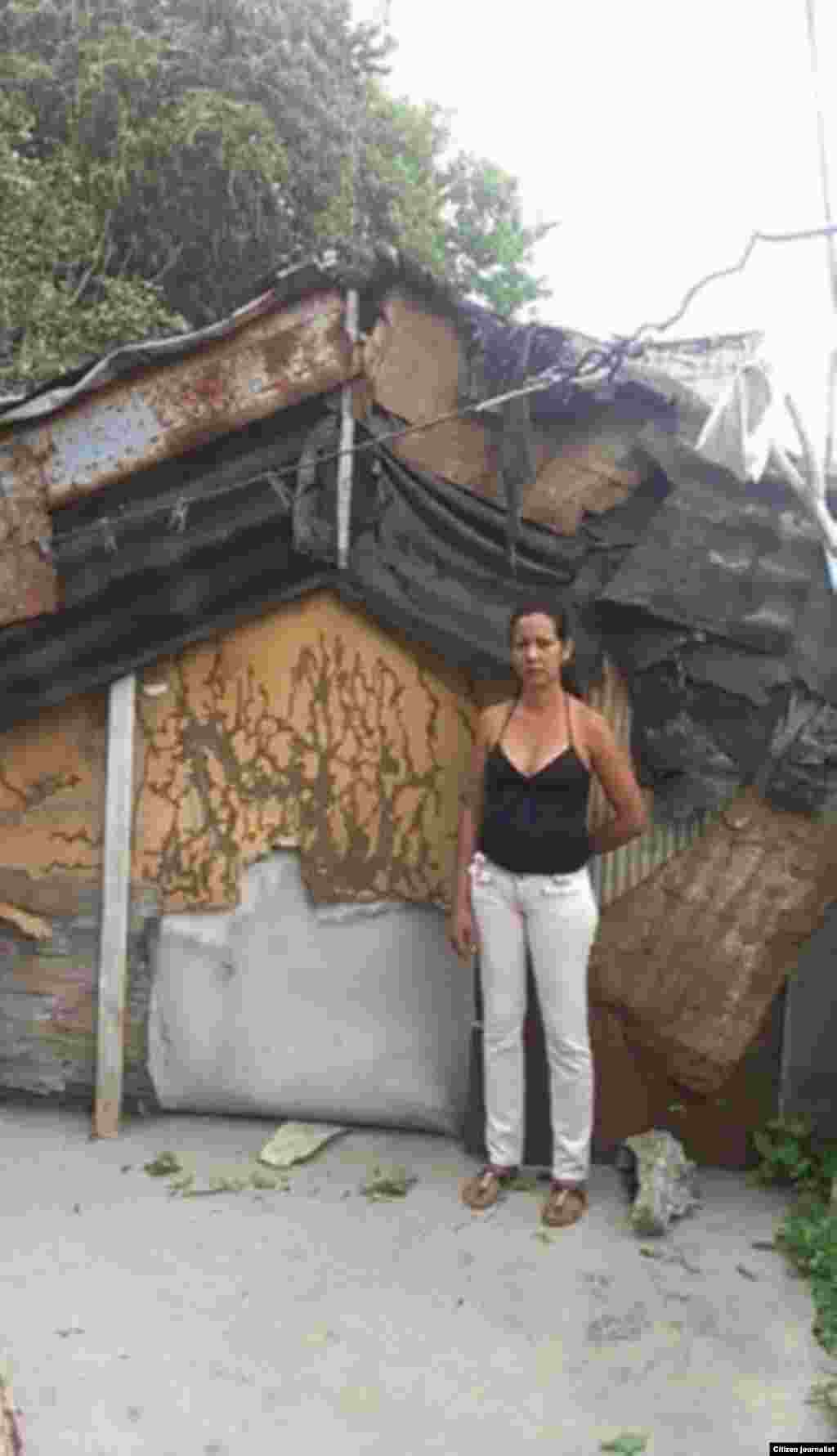 Didier Martínez muestra el estado en que vive María de los Angeles  en Sagua La Grande con dos hijos menores.