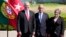 Miguel Díaz-Canel y su esposa Lis Cuesta posan junto al presidente de Portugal, Marcelo Rebelo de Sousa, en Lisboa, el 14 de julio de 2023. (AP Photo/Armando Franca)