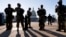Miembros de la Guardia Nacional de Michigan y la Policía del Capitolio de EE.UU. vigilan los terrenos del Capitolio el 3 de marzo de 2021.