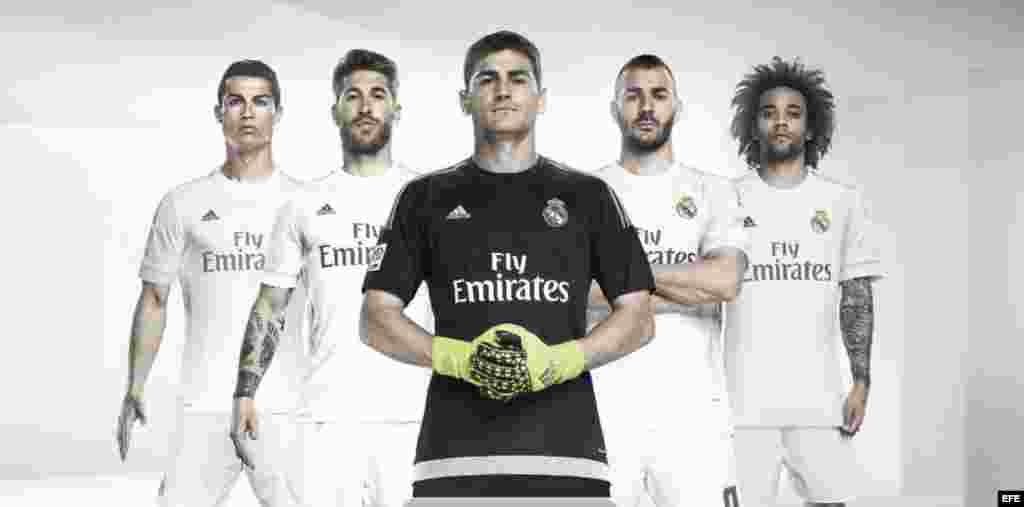 Imagen facilitada por Adidas de los jugadores del Real Madrid Cristiano Ronaldo (i), Sergio Ramos (2i), Iker Casillas (c), Karim Benzema (2d) y Marcelo (d) con la camiseta que la plantilla blanca lucirá la temporada 2015/2016, presentada el lunes 15 de junio hoy bajo el lema "Only perfect Counts".  