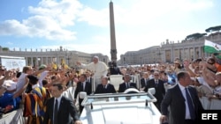Papa Francisco a su llegada a la Plaza de San Pedro del Vaticano para ofrecer su tradicional audiencia pública de los miércoles, hoy, 27 de agosto de 2014.