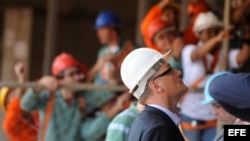 El secretario general de la FIFA, Jerome Valke (d), inspecciona las obras de construcción en el Estadio Nacional de Brasilia, sede de la Copa de las Confederaciones este año y del Mundial Brasil 2014 en Brasilia (Brasil).