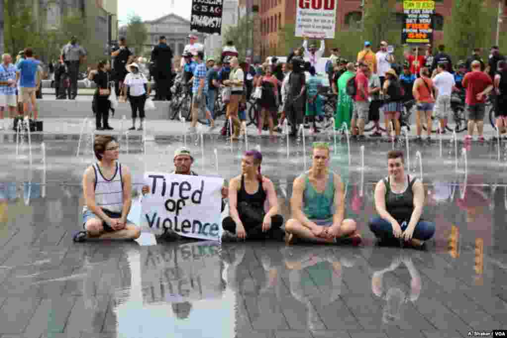 Manifestantes protestan contra la violencia durante Convención Republicana en Cleveland, Ohio.