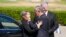 El presidente de Portugal Marcelo Rebelo de Sousa saluda a Lis Cuesta Peraza, esposa de Miguel Díaz-Canel, en Lisboa, Portugal, el 14 de julio de 2023. (AP Photo/Armando Franca)