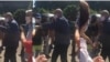 El ministro de Cultura, Alpidio Alonso, la emprendió a puñetazos contra un periodista que cubría la manifestación del 27N.