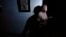 Una mujer habla en su casa ubicada en Maracaibo durante un corte de luz .