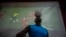 El exfutbolista cubano Erick Hernández durante un partido entre Brasil y Suiza el 28 de noviembre de 2022, en el municipio Bauta, de La Habana. (AP/Ramón Espinosa)