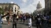 Cubanos protestan contra el gobierno, el 11 de julio, en una calle de La Habana. (Twitter)