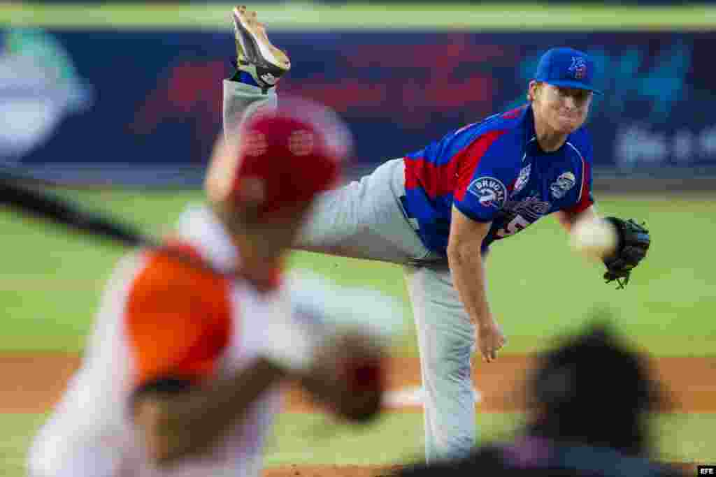 Jhon Leicester, de Tigres del Licey de República Dominicana, lanza una pelota hoy, lunes 3 de febrero de 2014, durante un partido contra Villa Clara de Cuba en el tercer día de la Serie del Caribe 2014, en el Estadio Nueva Esparta, en Margarita (Venezuela). 