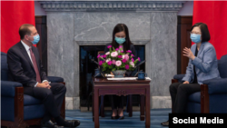 La presidenta de Taiwan (d) recibe al Secretario de Salud de EEUU.