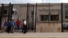 Peloteros cubanos tramitan la visa de EEUU en la Embajada de este país en La Habana.