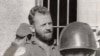 William Morgan conversa con un soldado del gobierno de Batista después de la rendición de Santa Clara.