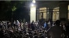Cientos de manifestantes el 28 de noviembre en la madrugada frente al Ministerio de Cultura (Reuters).