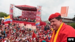Fotografía cedida hoy, domingo 1 de Julio de 2012, por el Palacio de Miraflores en la que se observa al presidente venezolano, Hugo Chávez, liderando la concentración del inicio de su campaña electoral en la ciudad de Maracay, Estado Aragua (Venezuela).