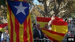 Partidarios de la unidad de España protestan ante el Parlament de Cataluña por la aprobación de resolución independentista.
