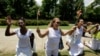 Laura Pollán (centro) y otras Damas de Blanco se manifiestan en la 5ta Avenida de Miramar, en La Habana, el 11 de julio de 2010, para pedir la libertad de los presos políticos. (REUTERS/Desmond Boylan)