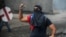 Manifestantes opositores se enfrentan a la Guardia Nacional Bolivariana (GNB) el miércoles 3 de mayo de 2017, en Caracas (Venezuela). Un joven venezolano de 17 años murió y más de 180 personas resultaron heridas este miércoles, entre ellas seis diputados