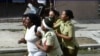 Agentes de la policía política arrestan a la líder de las Damas de Blanco, Berta Soler. (Foto: Angel Moya)