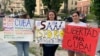 Una manifestación de apoyo a las protestas en Cuba durante un evento en memoria de las víctimas del Remolcador 13 de Marzo, en Washington, DC.