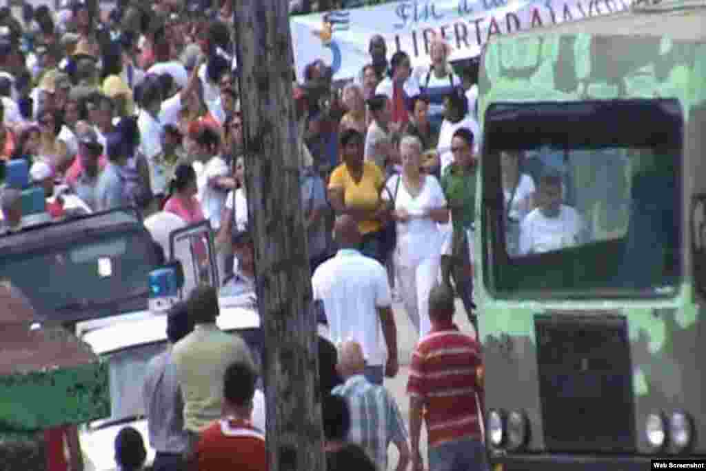 Arrestos de Damas de Blanco María Teresa Castellanos (delante) y  Asunción Carrillo (detrás).