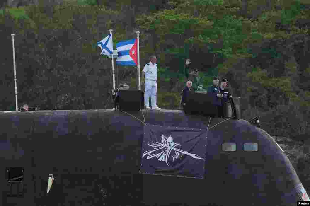 La bandera cubana ondea en el submarino de la armada rusa el 12 de junio de 2024. REUTERS/Alexandre Meneghini  