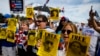 Cubanos en Miami se manifiestan en noviembre de 2021 por la liberación de los presos políticos del régimen comunista.