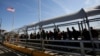 Una cola de migrantes cubanos en El Paso, Texas.