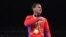 Robeisy Ramírez con la medalla de bronce en las Olimpíadas de Río de Janeiro en 2016. (Yuri CORTEZ / AFP)