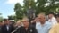 El presidente de la Brigada 2506, Felix Rodríguez (c), habla durante la conmemoración en Miami, Florida (EEUU), del 50 aniversario de la operación en Bahía Cochinos.