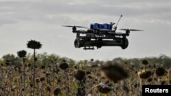 Un dron FPV con un lanzagranadas portátil acoplado se ve durante un vuelo de prueba realizado por militares ucranianos en la región de Zaporizhia, Ucrania, el 11 de octubre de 2024.