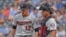 Jugadores de los Mellizos de Minnesota, José Berrios y Willians Astudillo.