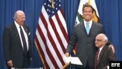 El Gobernandor de California Governor Arnold Schwarzenegger (c) and Milton Friedman (r) en el Hoover Institution, junto al ex secretario de Estado George P. Shultz (i).