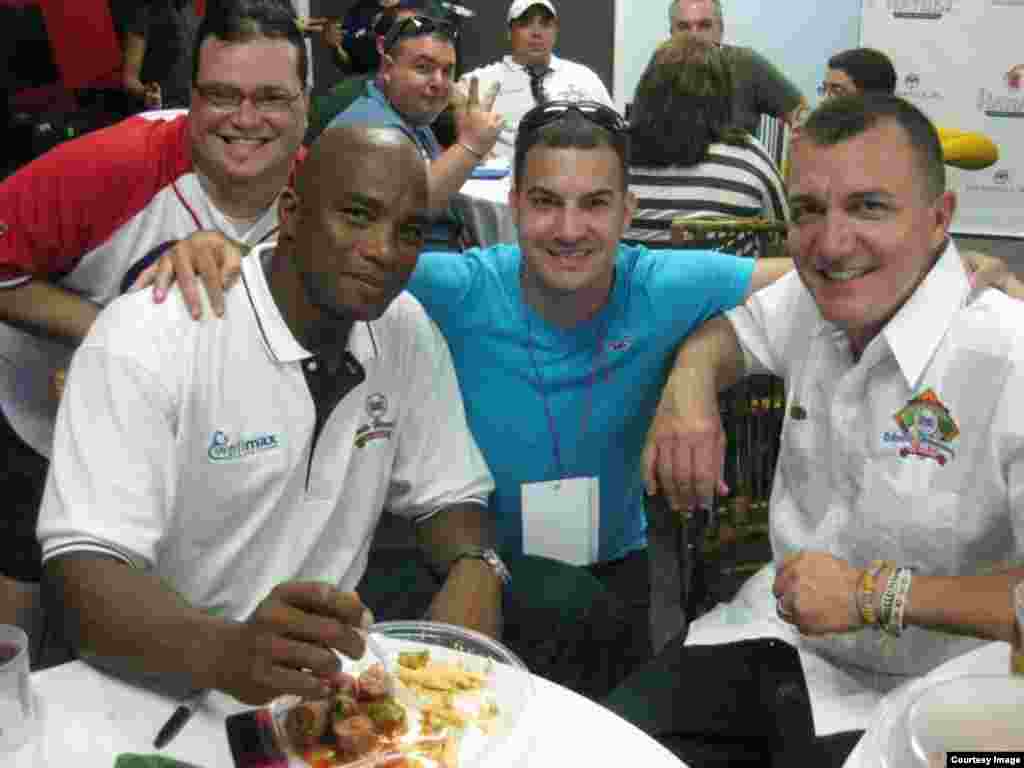 William Pérez, "El Duque" Hernández (izq.) y el comentarista Omar Claro. Cortesía de Glorias del béisbol cubano.