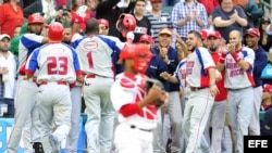 Jugadores de Puerto Rico celebran su victoria 6-4 ante República Dominicana/ Febrero de 2013