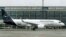 Un avión de Lufthansa en el aeropuerto Berlin-Brandenburg 'Willy Brandt' de Berlin. (AP Photo/Michael Sohn)