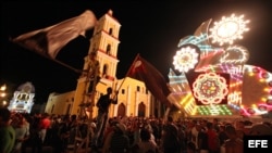 Decenas de personas lanzan cohetes, y fuegos de artificio, durante las tradicionales “Parrandas de Remedios