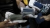 Pasaportes cubanos. REUTERS/Juan Carlos Ulate