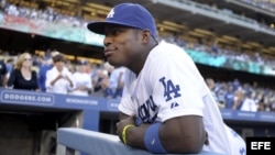 El jugador Yasiel Puig de los Dodgers de Los Ángeles espera previo al inicio del juego de la MLB disputado ante los Yanquis de Nueva York.