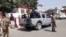 Las fuerzas de seguridad afganas montan guardia en la puerta de entrada del Aeropuerto Internacional Hamid Karzai en Kabul, Afganistán, el 15 de agosto de 2021. (REUTERS / Stringer).