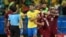 Thiago Silva y Adalberto Penaranda se saludan tras el partido.